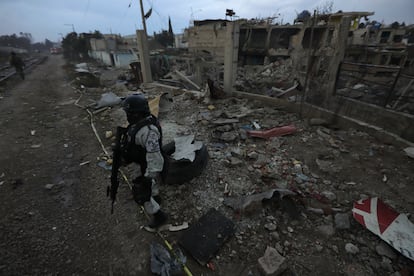 Un elemento de la Guardia Nacional resguarda la zona de la explosión. 