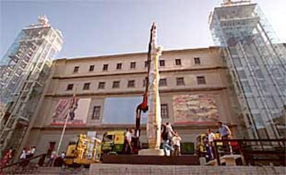 La obra <i>El pueblo español tiene un camino que conduce a una estrella,</i> de Alberto, instalada en el Reina Sofía.