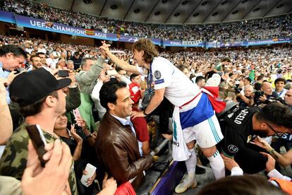 El centrocampista croata del Real Madrid, Luka Modric, celebra con los aficionados la victoria del equipo blanco.