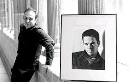 Usabiaga posa junto a su retrato de Mark Wahlberg.