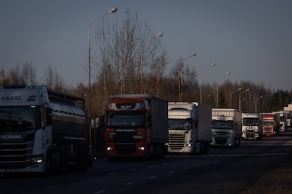 Cola de camiones en Lituania, a la entrada de la frontera con Polonia.