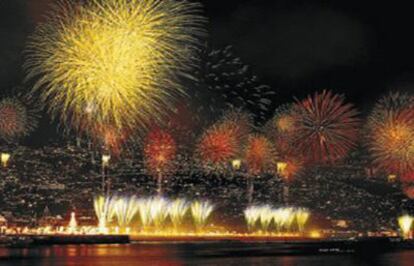 Fuegos artificiales de Nochevieja en la bahía de Funchal (Madeira), incluidos en el 'Libro Guinness de los Récords'