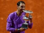 Tennis - ATP Masters 1000 - Italian Open - Foro Italico, Rome, Italy - May 16, 2021 Spain's Rafael Nadal celebrates with the trophy after winning his final match against Serbia's Novak Djokovic REUTERS/Guglielmo Mangiapane