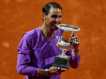 Nadal muerde el trofeo de campeón, este domingo en la central de Roma.