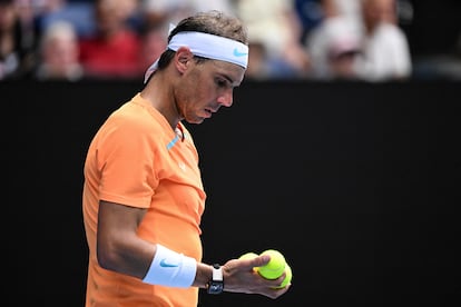 Rafa Nadal mira la pelota concentrado antes de un servicio ante Jack Draper, esta semana en el Open de Australia.