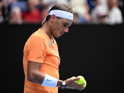 Rafa Nadal mira la pelota concentrado antes de un servicio ante Jack Draper, esta semana en el Open de Australia.