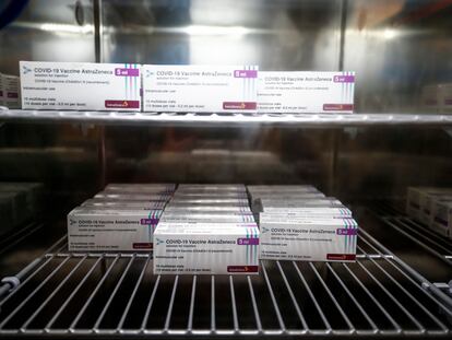 Dosis de la vacuna de AstraZeneca, en un frigorífico de un centro de vacunación de Roma.