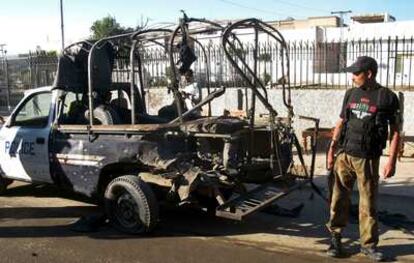 Estado en que ha quedado el furgón policial tras el atentado suicida en Bannu (Pakistán)