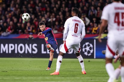 Pedri durante el partido contra el Brest este martes.