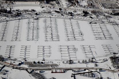 Vista aérea del muelle de Chicago cubierto de nieve.
