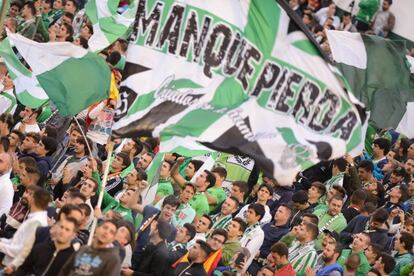 Aficionados del Betis en las gradas del Villamarín.