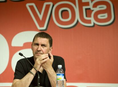 Arnaldo Otegi, en el acto de Iniciativa Internacionalista en Vitoria.