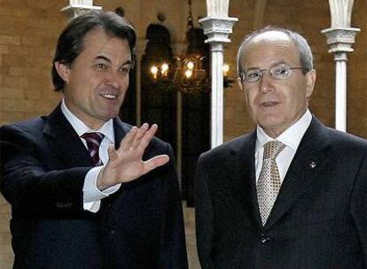 El presidente de la Generalitat, José Montilla (dcha.), y el presidente de CiU, Artur Mas, antes de la reunión de hoy.
