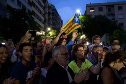 Un grupo de personas aplaude en su llegada al evento de inicio de la campaña del referéndum, en Tarragona.  