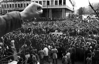 Una multitud acompaña el féretro de uno de los abogados asesinados, el 26 de enero de 1977.