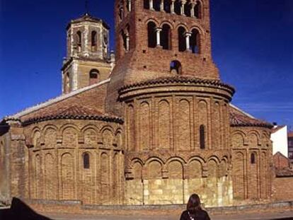 La iglesia de San Tirso en Sahagún, del siglo XII, arquitectura de ladrillo románico-mudéjar.