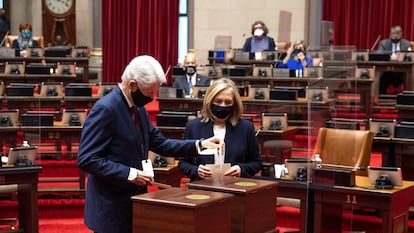 La excandidata presidencial Hillary Clinton y su marido, el expresidente Bill Clinton, mientras depositan su voto como delegados del Colegio Electoral de Nueva York.