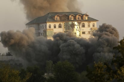 Humo y polvo salen de un edificio del gobierno donde presuntos militares se han refugiado durante un tiroteo en Pampore, a las afueras de Srinagar, en la Cachemira India. 