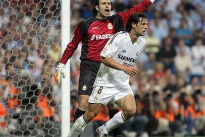 Morientes, junto a Molina, en un momento del partido del domingo por la noche en el Bernabéu entre el Madrid y el Deportivo.