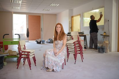 La directora del colegio público Juan XXIII de Catarroja, Consuelo Santa Balbina, en la nueva aula para niños de dos años que va a estrenar este curso.