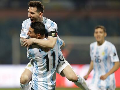 Messi celebra con Di María su gol, este sábado contra Ecuador.