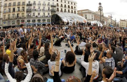 Los asistentes a la protesta de la Puerta del Sol, durante en la asamblea celebrada al mediodía.