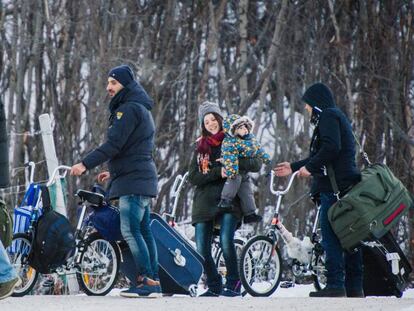 Un grupo de refugiados en el paso fronterizo entre Rusia y Noruega en noviembre.