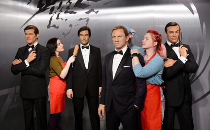 Dos empleadas que preparan las figuras de cera de los actores que han reencarnado a James Bond en la gran pantalla en el Museo de Madame Tussauds de Londres (Reino Unido). Las figuras de cera de Roger Moore, Timothy Dalton, Daniel Craig, Sean Connery, George Lazenby, y Pierce Brosnan estarán expuestas durante seis semanas en Londres antes de una gira mundial que comenzará el próximo 1 de diciembre de 2015.