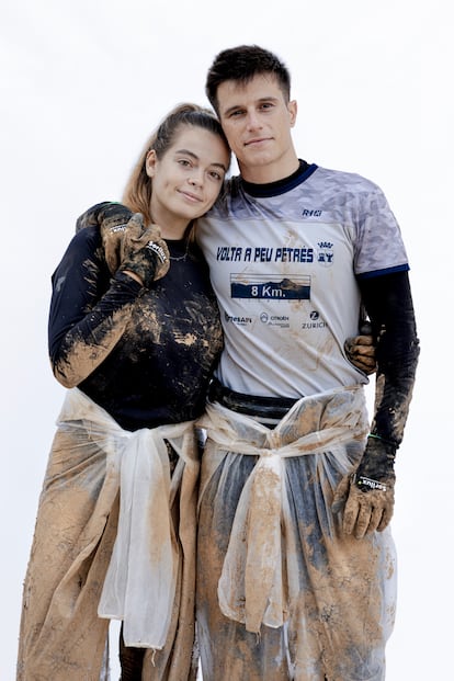 Alejandro Agut, 30 años (Zaragoza), comercial, y Rebeca Salvago, 27 años (Valencia), profesional de marketing digital.
Salvago: “Un bombero se acercó a preguntarnos en qué podía ayudarnos. Ese era el nivel de organización”