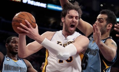 Pau Gasol, ante Hamed Haddadi. y Jeremy Pargo, de los Grizllies.