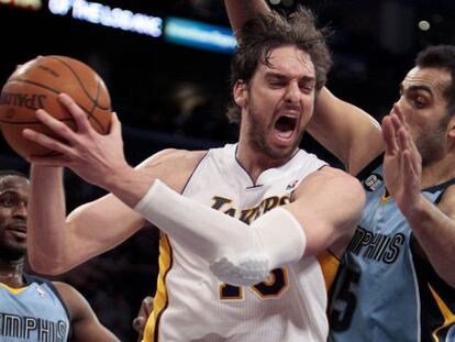 Pau Gasol, ante Hamed Haddadi. y Jeremy Pargo, de los Grizllies.