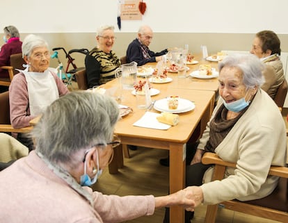 Dos mujeres se saludan al reencontrarse en la Residencia Elorduy, en Barrika (Bizkaia), tras permanecer aisladas desde el pasado agosto en diferentes burbujas de convivencia dentro del mismo centro a causa de la pandemia de covid-19.