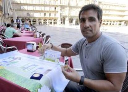 Marcelo García, joven argentino, afincado en Salamanca desde hace ocho años, donde trabaja como portero en un bar de copas, ha ideado un dispositivo que permite depositar las colillas junto a la cajetilla de tabaco sin apenas ocupar espacio y evitar tirarlas al suelo.