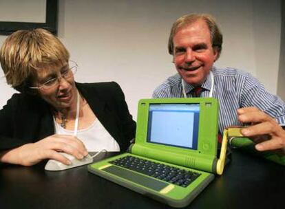 Nicholas Negroponte (derecha) con un prototipo del ordenador de bajo coste en 2006.