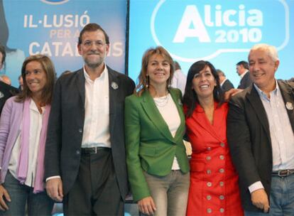Mariano Rajoy, acompañado de Ana Mato (a su derecha), Maía Dolores de Cospedal, Alicia Sánchez Camacho (nueva candidata del PP a la Generalitat catalana) y Javier Arenas en el acto de presentación de la candidatura popular para las elecciones autónomicas del próximo otoño