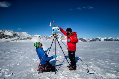 Los biólogos Jorge Gallardo y Thais Luarte buscan contaminantes y microbios invasores en el entorno de Glaciar Unión.