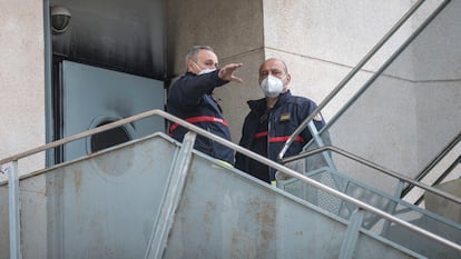 Dos bomberos investigan el incendio ocurrido en la residencia de Moncada, este miércoles.
