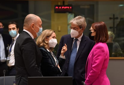 La vicepresidenta Nadia Calviño y el comisario Paolo Gentiloni (ambos en el centro), durante el Eurogrupo del lunes en Bruselas.