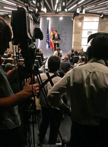 Zapatero, durante su comparecencia en La Moncloa.