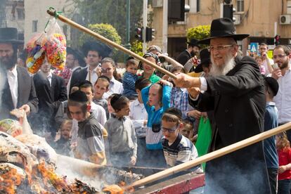 Ultra-Orthodox Jews burn leavened items in a final preparation before the start at sundown of the Jewish Passover (Pesach) holiday, in the city of Bnei Brak, central Israel, on April 10, 2017.
All leavened food, such as bread, is forbidden to Jews during the week-long holiday, which to commemorate the Israelites' exodus from Egypt some 3,500 years ago. / AFP PHOTO / JACK GUEZ