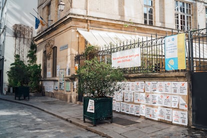 Carteles contra el cierre de aulas en la escuela Vertus de París. 