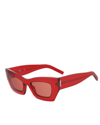 Boss. Una montura llamativa o una mascara de superheroína, todo depende de cómo se mire. Este modelo de acetato en rojo intenso, con herrajes de la marca y lentes sombreadas a juego, no pasará desapercibido. 175 euros.