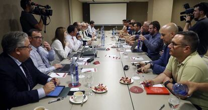 Reunión entre patronal de estibadores y sindicatos del sector en Madrid.
