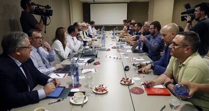 Reuni&oacute;n entre patronal de estibadores y sindicatos del sector en Madrid.