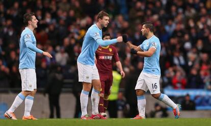 Agüero sale del campo y entra Dzeko, en el partido de FA Cup del pasado sábado ante el Watford en el Etihad Stadium. 