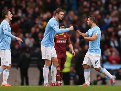 Agüero sale del campo y entra Dzeko, en el partido de FA Cup del pasado sábado ante el Watford en el Etihad Stadium.
