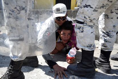 Un miembro de la Guardia Nacional de México detiene a un migrante, cerca de la frontera entre Guatemala y México, en Ciudad Hidalgo, el 20 de enero de 2020. México reforzó la seguridad en la frontera sur tras las caravana de migrantes que buscan llegar a Estados Unidos.