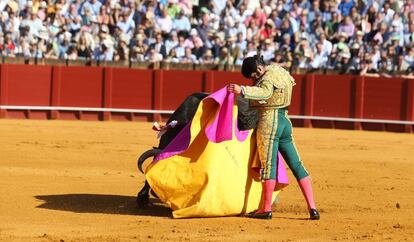 Morante se templa en una verónica, el pasado 2 de mayo en la plaza de Sevilla.