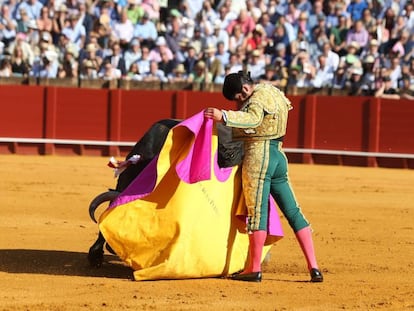 Morante se templa en una verónica, el pasado 2 de mayo en la plaza de Sevilla.