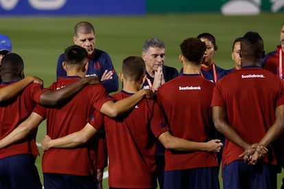 El seleccionador de Costa Rica, Luis Fernando Suárez, junta las manos y da instrucciones a sus futbolistas durante un entrenamiento en Doha.